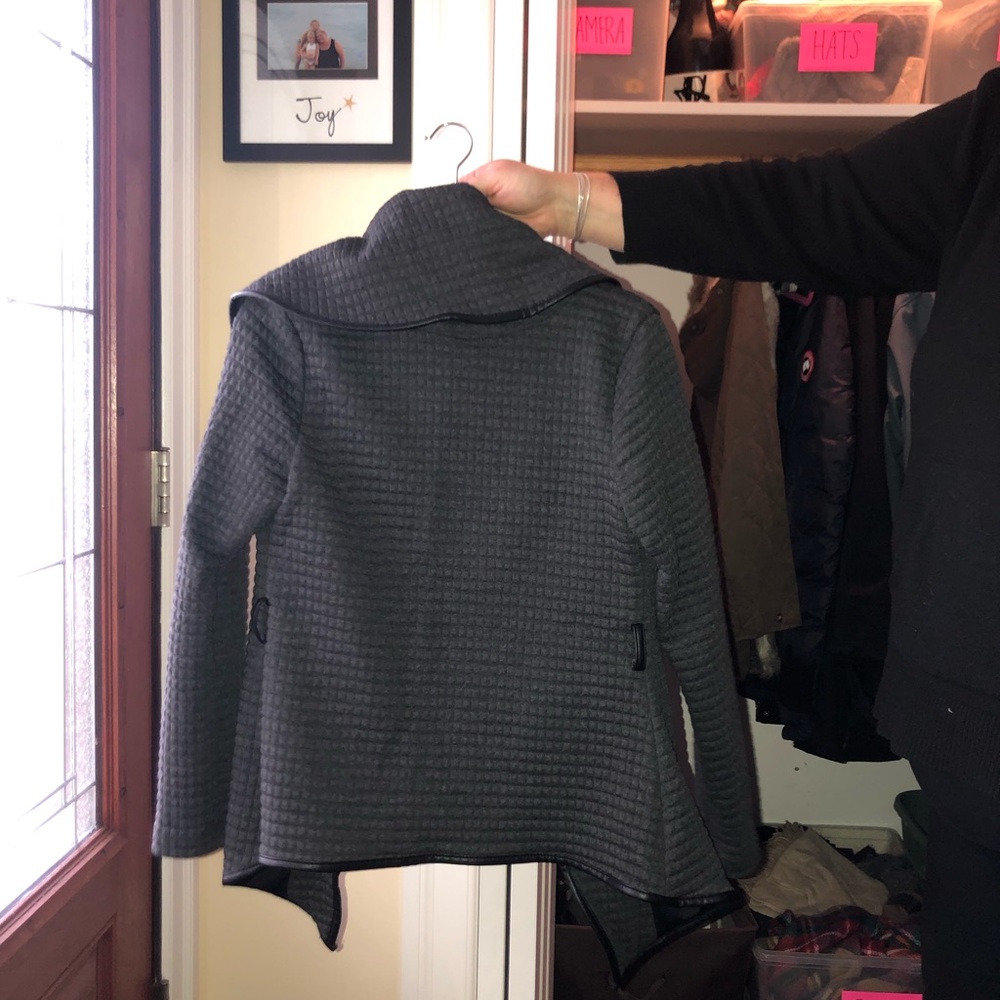 Fancy black coat - Picture 2 of 4